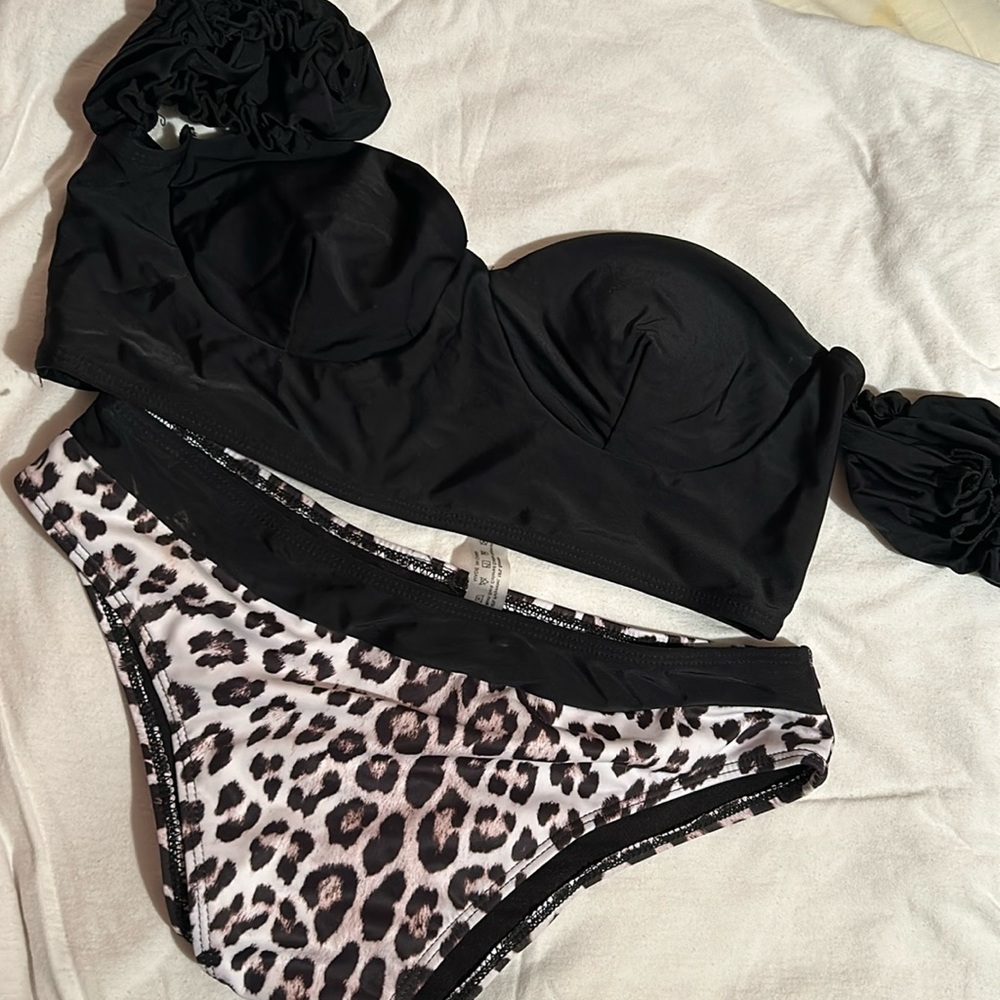Black strapless ruffled top with high cut cheeky leopard bikini bottom SHEIN